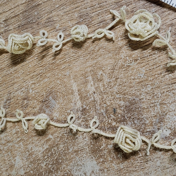 Tatted cream rose necklace - Picture 3 of 3